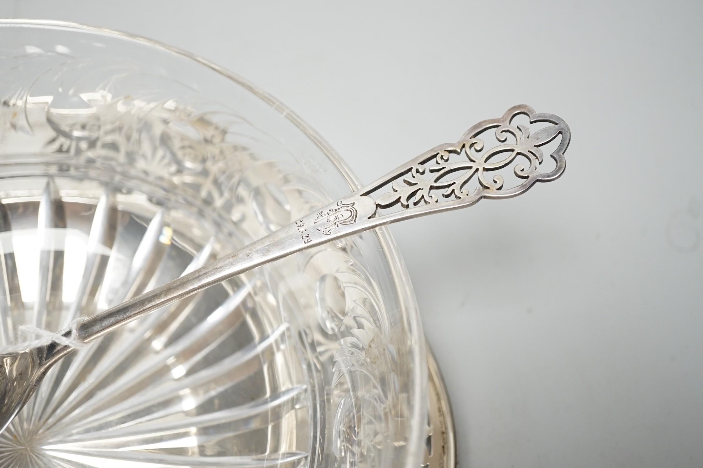 A George V pieced silver stand, with cut glass bowl and matching serving spoon, Hardy Brothers, Sheffield, 1924, stand diameter 24cm, 13.3oz.